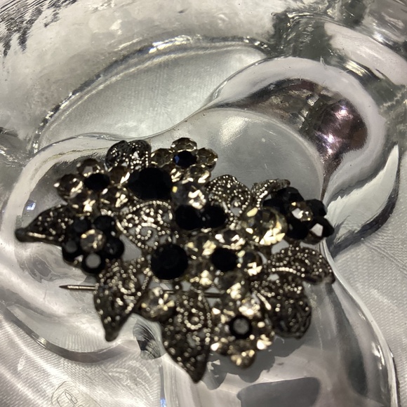 VINTAGE. BLACK beautiful black brooch MOMS STUFF 🖤🖤🖤🖤🖤 - Picture 3 of 10